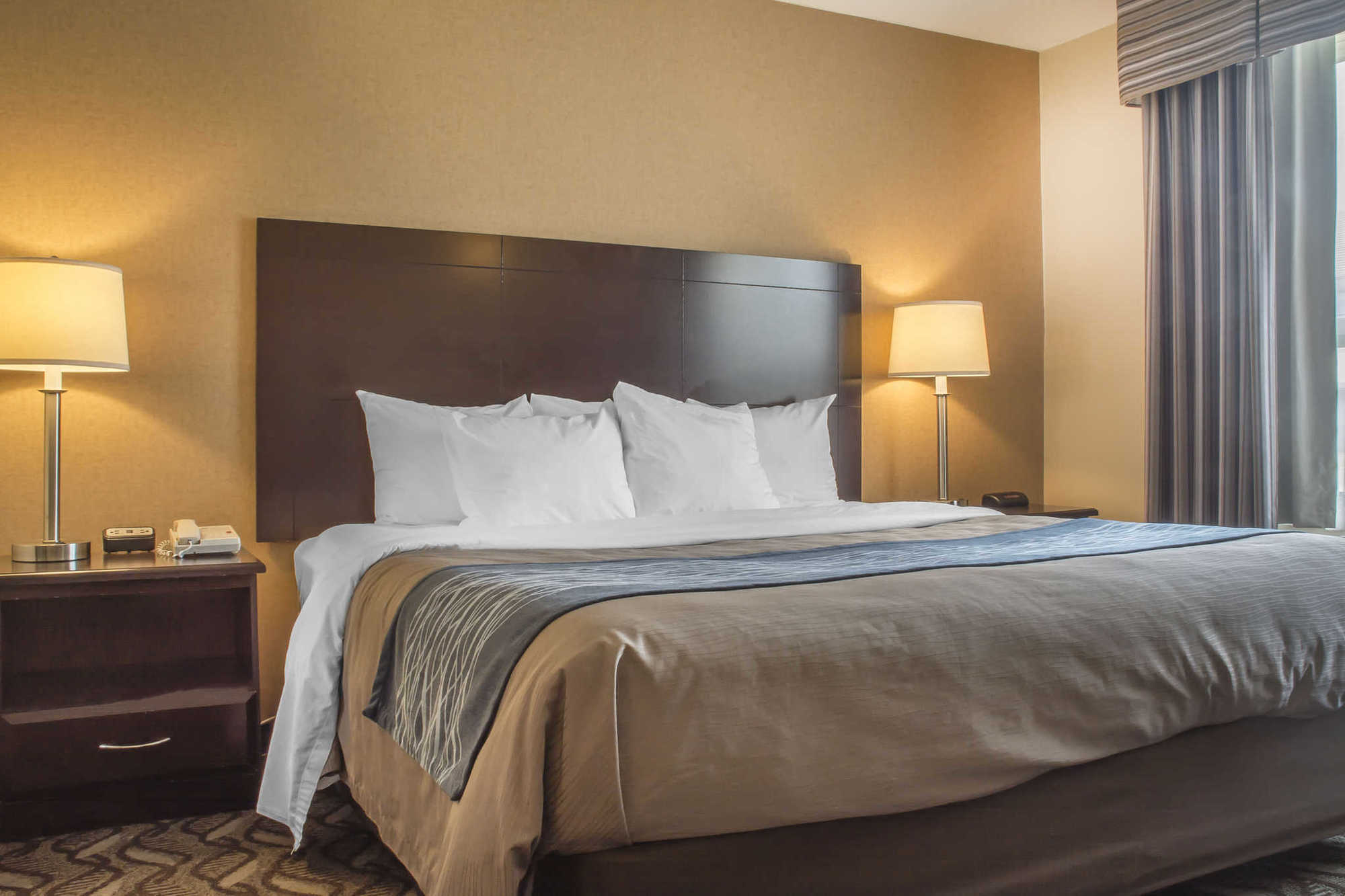 Comfort & Ambassador Bridge Hotel