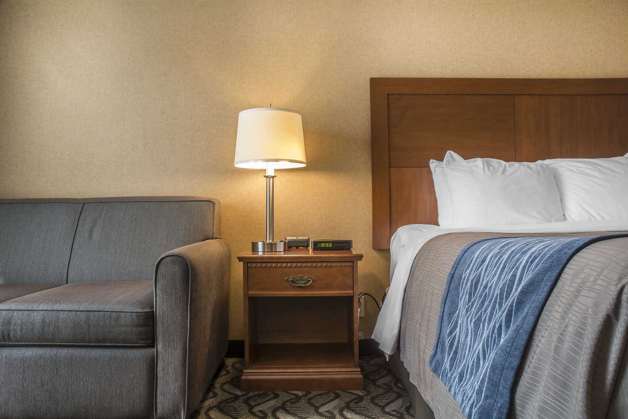 Comfort & Ambassador Bridge Hotel